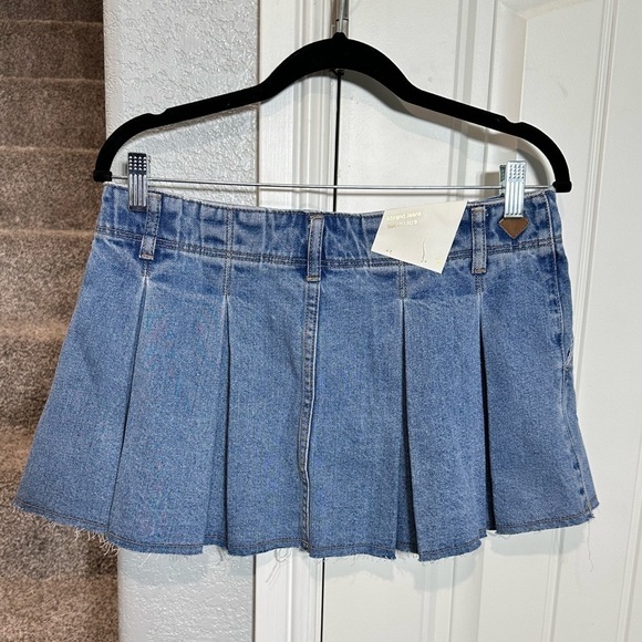 Abrand Pleated Denim Mini Skirt - Picture 6 of 10